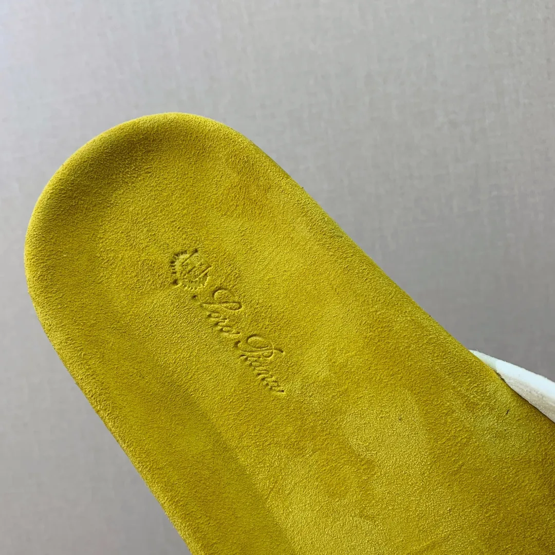 【LP】P:600💰 Size: 39-46 (45.46 can be customized) 【Loro Piana】LP men's slippers. Italian top cashmere is retro, elegant, low-key and luxurious. Both fashionable and practical, the leather is still of the highest quality in the entire network. The upper is silky and smooth. Wear-resistant and highly elastic beef tendon bottom.